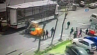 agir yarali -  4 tonluk makine işçinin üzerine böyle devrildi Videosu