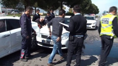 hatali sollama -  Antalya’da 3 araçlı zincirleme kaza: 2 yaralı Videosu