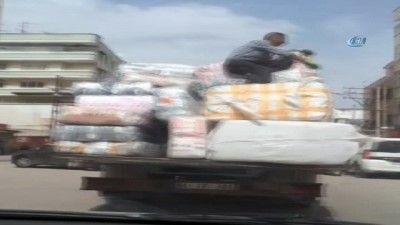 tehlikeli yolculuk -  Kamyonetteki eşyaların üzerinde tehlikeli yolculuk Videosu