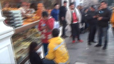 kucuk kiz -  Küçük dilenciyi tramvaydan aşağı ittiler Videosu