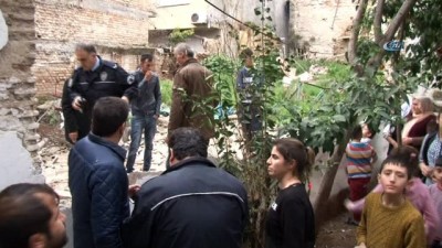 mustakil ev -  Arsasını temizlerken istinat duvarı üzerine çöktü Videosu