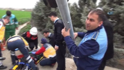 elektrik diregi -  Motosikletiyle konvoya el sallarken elektrik direğine çaptı  Videosu