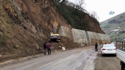  Trabzon'da toprak kayması sonucu kapanan yol ulaşıma açıldı 