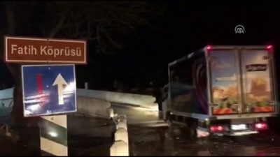 yaya trafigi - Tunca Nehri taştı, Fatih Köprüsü trafiğe kapatıldı - EDİRNE Videosu