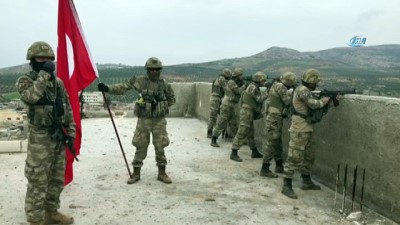 ozel birlik - Türk bayrağını Raco'ya mehter marşı eşliğinde diktiler Videosu