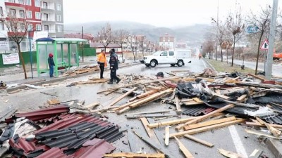  Yozgat’ta şiddetli rüzgar çatıları böyle uçurdu: 1 kişi yaralandı