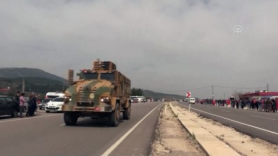 roketatarlar - Zeytin Dalı Harekatı - Askeri araçların geçişi sırasında vatandaşların sevgi gösterisi - HATAY Videosu