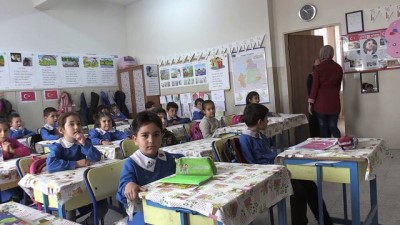Çocukları derste anneleri okulun atölyesinde mesaide - AKSARAY 