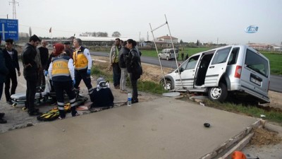  Otomobil trafik levhalarına çarptı: 1 yaralı