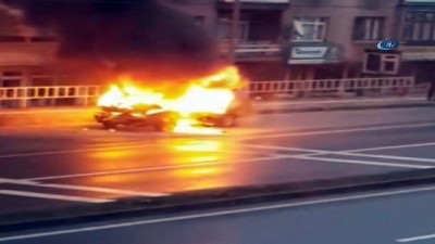 market -  Park halindeki otomobil alev topuna döndü  Videosu