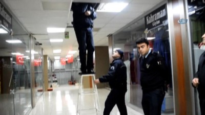 guvenlik gorevlisi -  Tavandan damlayan kırmızı renkli sıvı polisi alarma geçirdi  Videosu