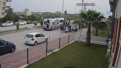 saglik meslek lisesi -  Motosikletin ön tekerleğini kaldırarak seyreden sürücü, okul servisine arkadan böyle çarptı  Videosu