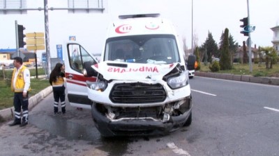  Ambulansla kamyon çarpıştı: 1 yaralı