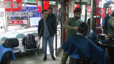  Elazığ'da iki kuaför bir günlük gelirlerini Mehmetçiğe bağışladı 