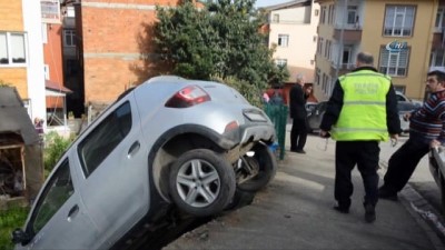  İki otomobil aynı anda bahçeye uçtu: 2 yaralı