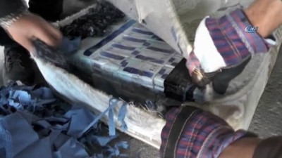  Kargo eşyası taşıyan TIR'dan kaçak sigara fışkırdı