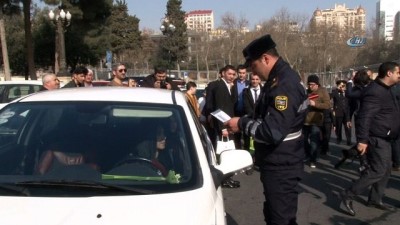 ilham -  - Azerbaycan'da trafik polislerinden kadın şoförlere sürpriz  Videosu