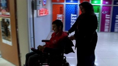 engelli arabasi -  Engelli oğlunu 25 yıldır kucağında taşıyan eli öpülesi anne  Videosu