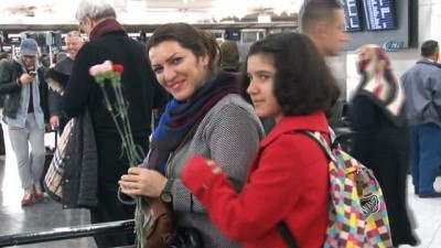 cicekli -  Kadın yolculara Atatürk Havalimanı’nda çiçekli karşılama  Videosu