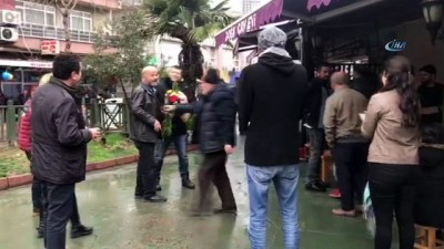 dayak -  Kız arkadaşının üzerine yürüyen genci elindeki çiçeklerle uzaklaştırdı Videosu