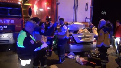 emniyet seridi - Tıra çarpan otomobil dorsenin altında sıkıştı: 2 ölü (2) - SAKARYA  Videosu