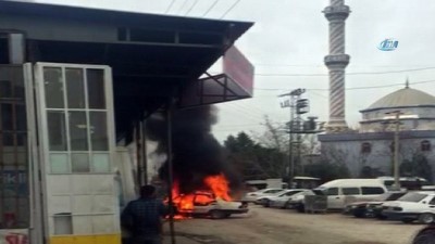 sanayi sitesi -  Tamirciye kızdı, kendi arabasını yaktı...Otomobilin alev alev yanma anı kamerada  Videosu