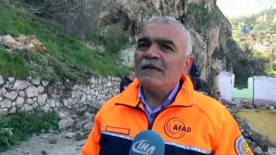 afet konutlari -  AFAD müdürü uyardı, mahalle dev kaya parçaları altında kaldı  Videosu