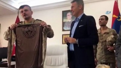 komando - Fikret Orman’a komando üniforması hediye edildi Videosu