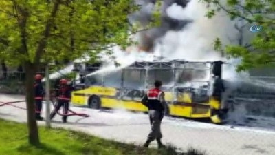  Yolcusu olan otobüs alev alev yandı 