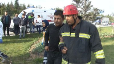 arac kullanmak -  Kırmızı ışıkta sızan sürücü kendisini uyandıran polisi görüp kaçınca direğe çarptı  Videosu