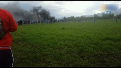 kurtarma ekibi -  - Cezayir’de Askeri Uçak Düştü  Videosu