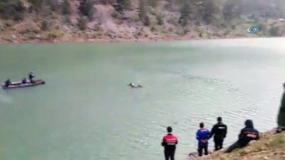  Göle uçan otomobilden bir kız çocuğu cesedi çıkartıldı