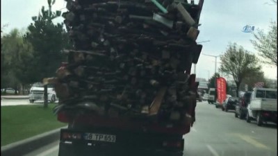  Odun yüklü kamyonetin tehlikeli yolculuğu böyle görüntülendi 