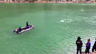 baraj golu - Otomobil baraj gölüne devrildi - Kız çocuğunun cesedine ulaşıldı - ADANA Videosu