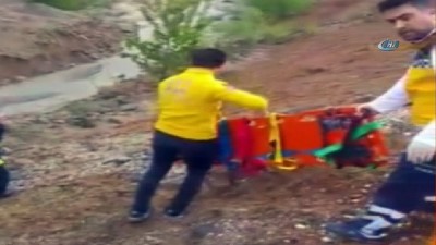 dere yatagi -  Otomobil dereye uçtu: 2 yaralı  Videosu