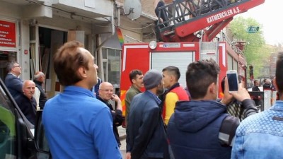 yasli kadin -  Yaşlı kadın kendini evine kilitledi... Polis ve itfaiye erleri dışarı çıkarttı  Videosu