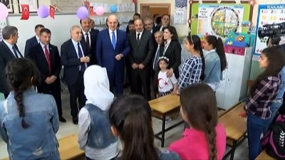  Bakanlar Türkçe öğrenen Suriyeli çocuklara kitap dağıttı
