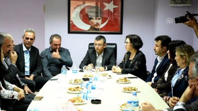oturma eylemi - CHP Grup Başkanvekili Özel: ''Döviz fiyatları ve faizlerin artması OHAL'den kaynaklanıyor'' - MANİSA Videosu