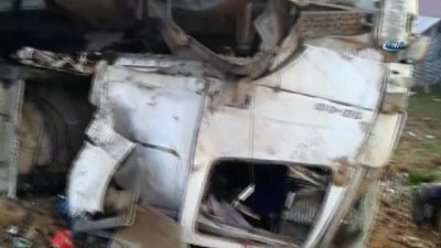 saglik ekibi -  Hurda yüklü tır ters döndü: 2 yaralı Videosu