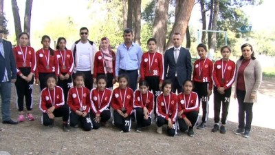 beden egitimi -  Köy okuluna alınan iki futbol topu yıldız kızları şampiyon yaptı  Videosu