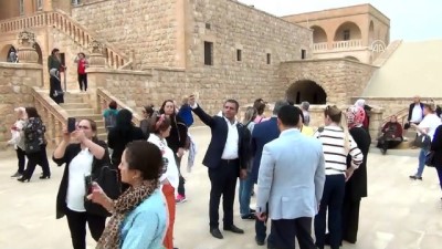turist kafilesi - Midyat'ta Avrupa'dan turist sevinci - MARDİN Videosu