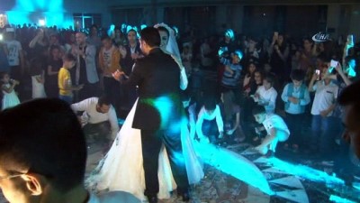 diyalog -  Diyarbakır’da siyaset ve iş dünyasını buluşturan düğünde dolarlar havada uçuştu Videosu