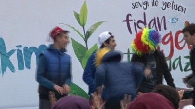  Öğrenciler 2 bin 500 fidanı Arnavutköy'de toprakla buluşturdu 
