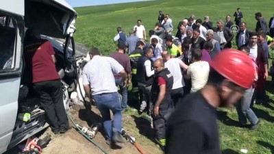 dugun konvoyu - Diyarbakır-Silvan karayolunda iki trafik kazası: 2 ölü, 13 yaralı - DİYARBAKIR  Videosu