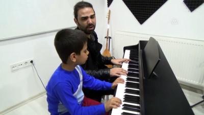 gorme engelliler - 'Kusursuz kulak' Bager piyanist olmak istiyor - MUŞ  Videosu