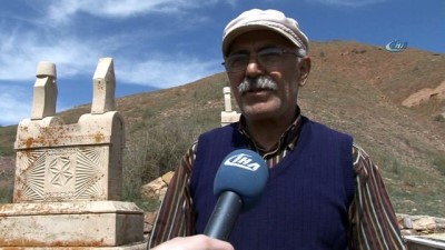 mezar tasi -  Piramit mezarlar dikkat çekiyor  Videosu