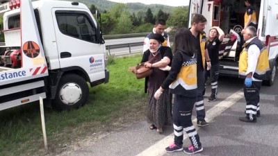 Anadolu Otoyolunda midibüs devrildi: 5 yaralı - DÜZCE 