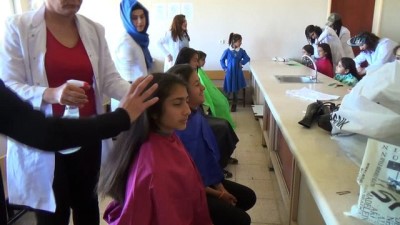  Kırsaldaki kız öğrencilere saç bakımı