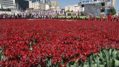 hakem heyeti -  Dünyanın En Büyük Türk Bayrağı Temalı Lale Peyzajı rekorlar kitabına girdi
- Büyükşehir Belediye Başkanı Mustafa Çelik:
- 'Bayrak bizim için bir şan ve şereftir'  Videosu