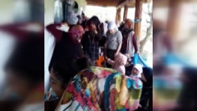 dugun evi -  Kadınların ağırlığına dayanamayan ahşap balkon böyle çöktü Videosu